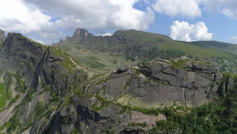 vista aérea de un lago de montaña con excursionistas