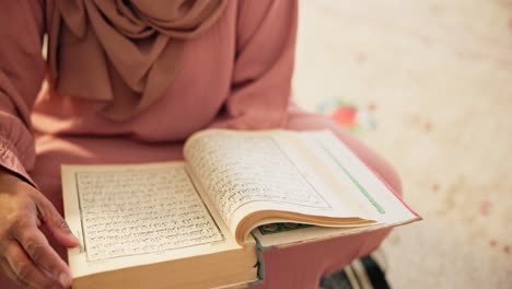 Koran,-Islamisch-Oder-Hände-Einer-Gläubigen-Frau