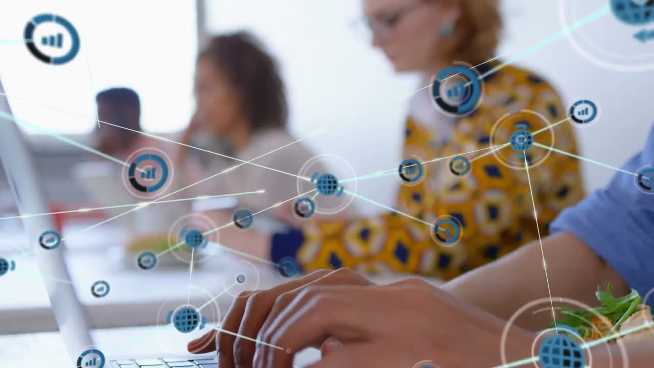 animación de una red de iconos digitales sobre una mujer caucásica que usa una tableta digital en la oficina