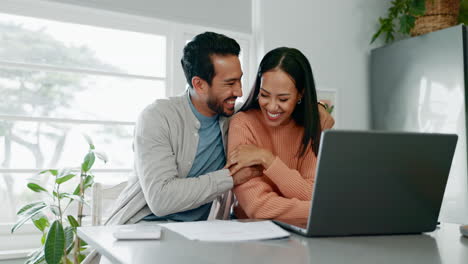 finanzas, presupuesto y computadora portátil con pareja en la cocina