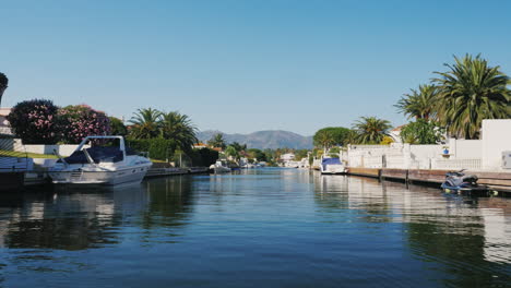 canales y casas de empuria brava empuriabrava es el puerto deportivo residencial más grande de europa en el backg