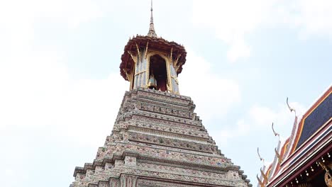 los turistas admiran la intrincada arquitectura del templo en bangkok