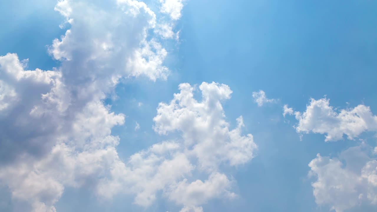 파란 하늘 위의 구름의 시간 경과