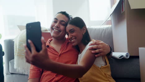 Beso,-Pareja-Y-Sonrisa-Para-Selfie-En-Nuevo-Hogar