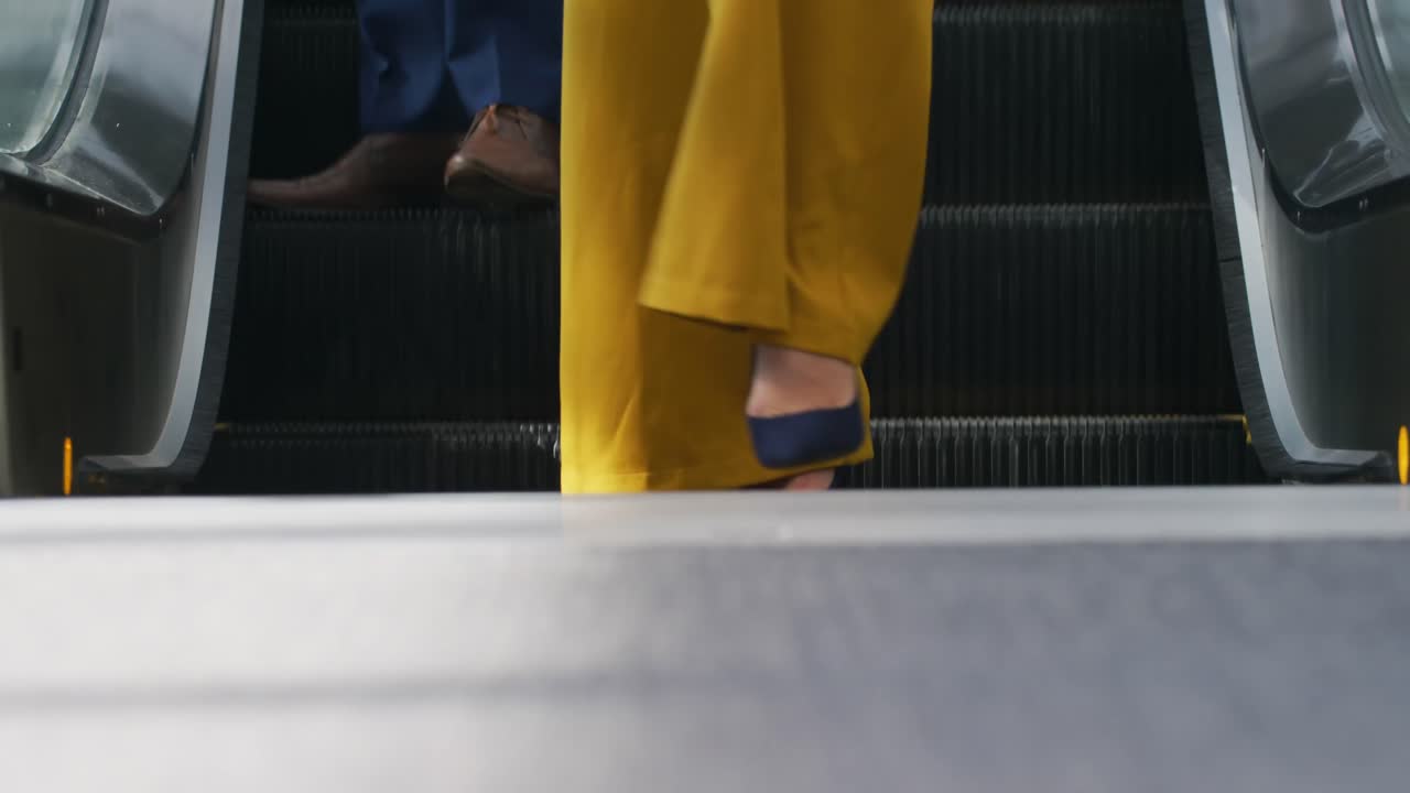 현대 건물 의 에스컬레이터 에 있는 사업가 들