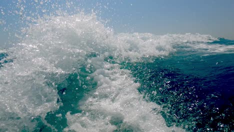 pov extremo y único de ángulo bajo de la estela de agua de mar de una lancha rápida