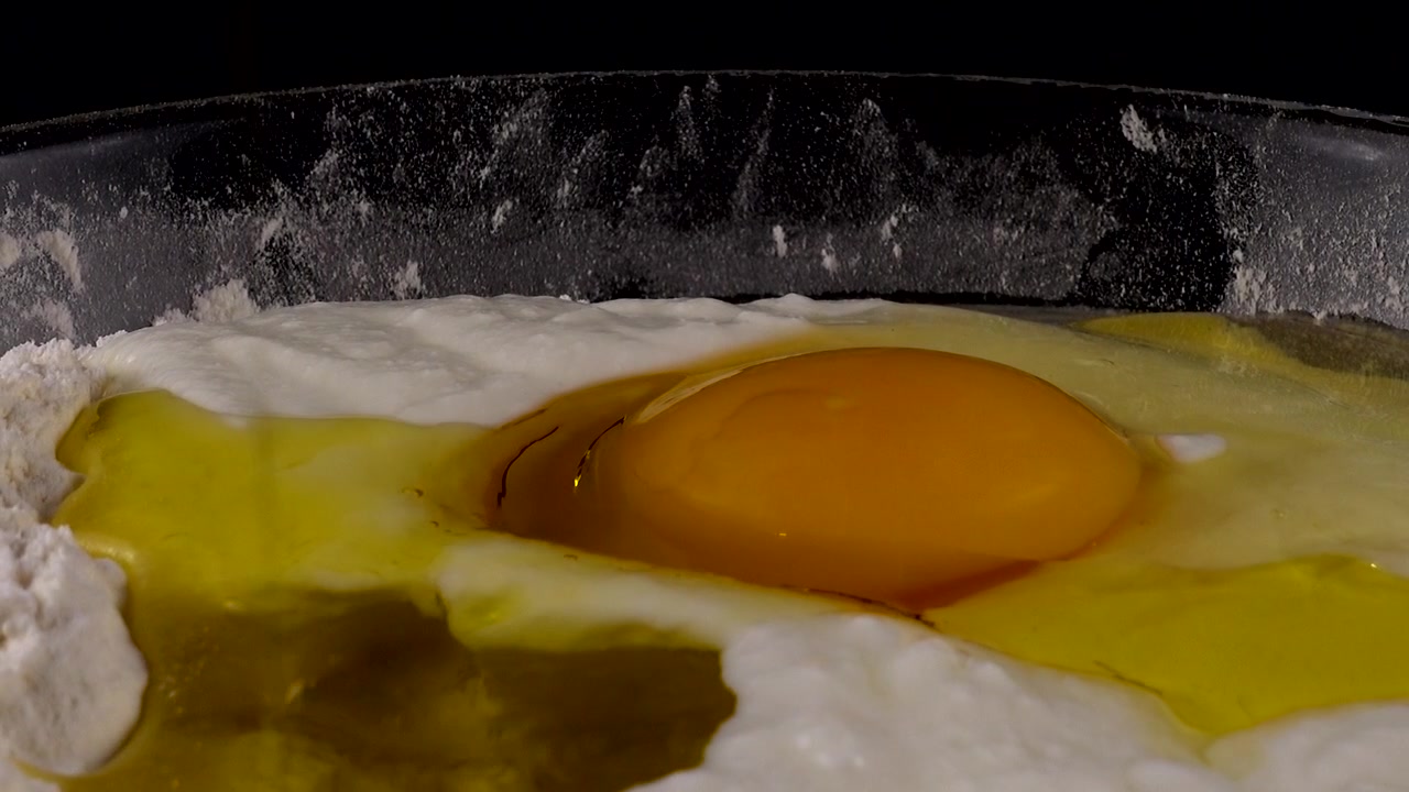 Prepare and knead the dough in a bowl of flour, eggs, yogurt and olive oil.