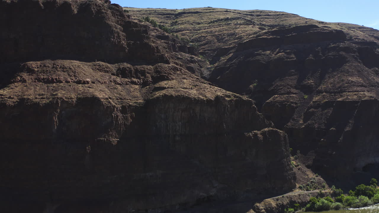 volando sobre el parque estatal cottonwood canyon en el condado de wasco, oregon
