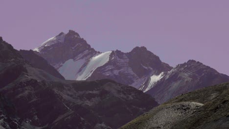 hermosas montañas del himalaya sobre los verdes campos del pueblo de losar en el valle de spiti, himachal pradesh