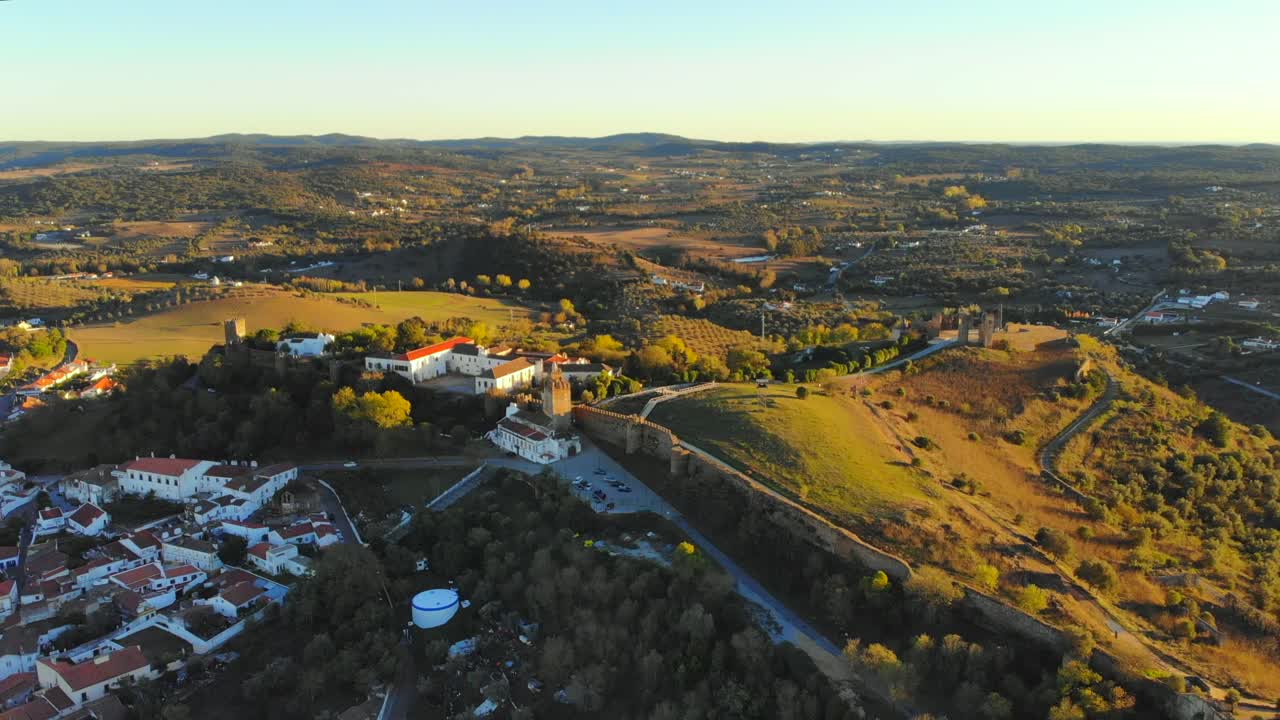 Portekiz'in Alentejo bölgesindeki bir manzaranın drone çekimi