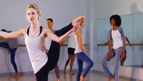mujer realizando un ejercicio de estiramiento