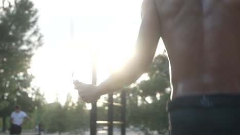 hombre saltando la cuerda al aire libre