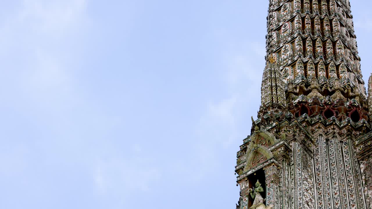 Vista dettagliata della pagoda ornata del Wat Arun