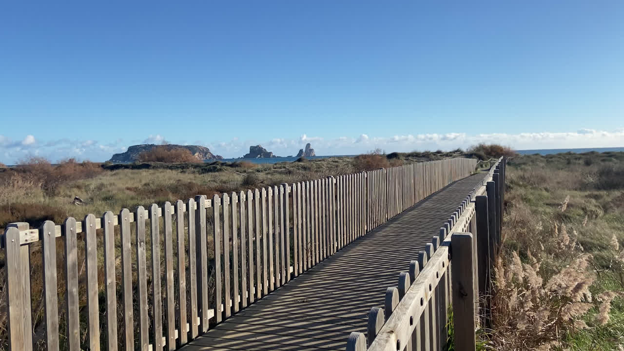 hermosa fotografía de una carretera en medio del desierto muy pintoresca y hermosa carretera a la playa en málaga, españa