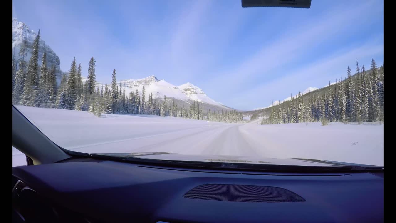 coche conduciendo en un camino nevado 4k