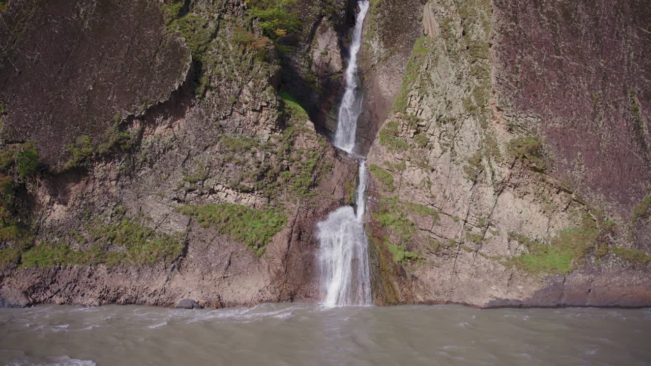 una cascada que se estrella en el río