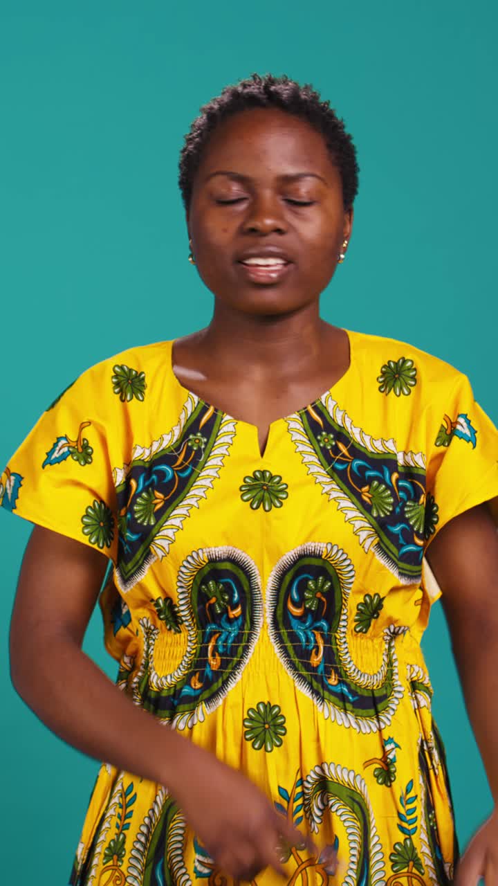 Giovane donna africana che indica e mostra della cipria sul braccio