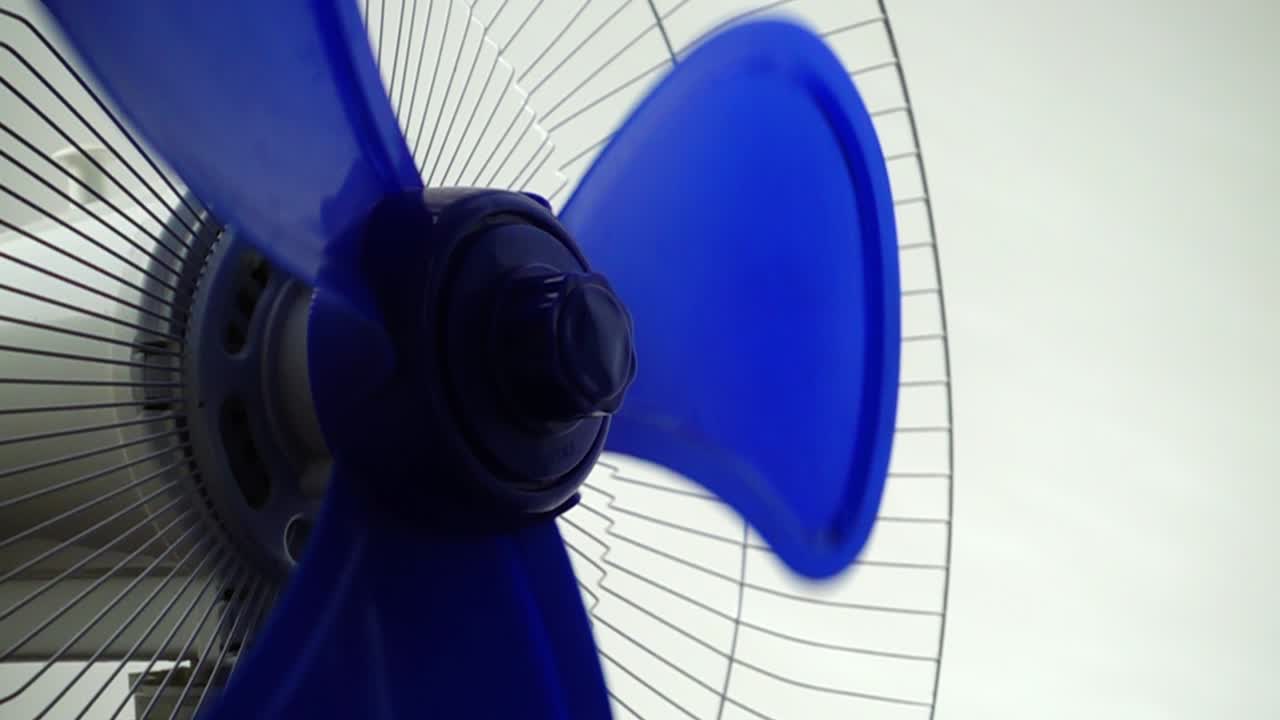 Pás do ventilador em movimento. Funcionamento do ventilador.