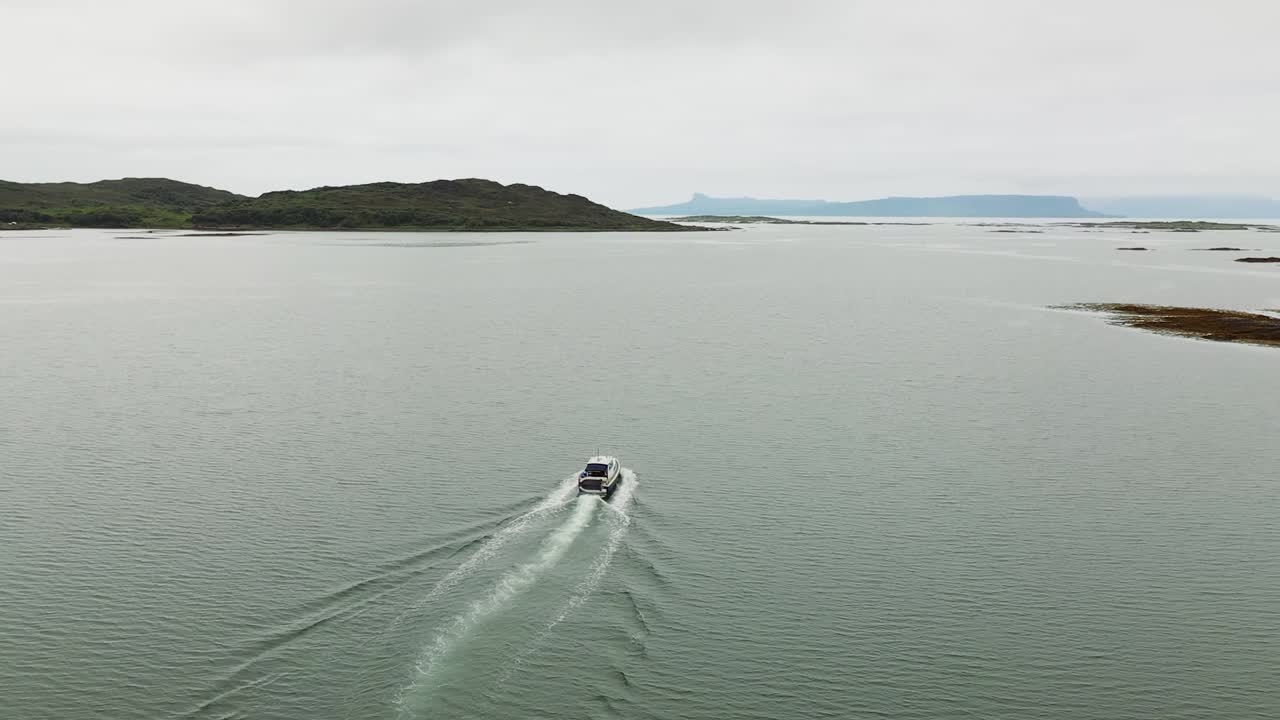 Ripresa aerea di una barca che lascia il porto di Arisaig sulla costa occidentale della Scozia