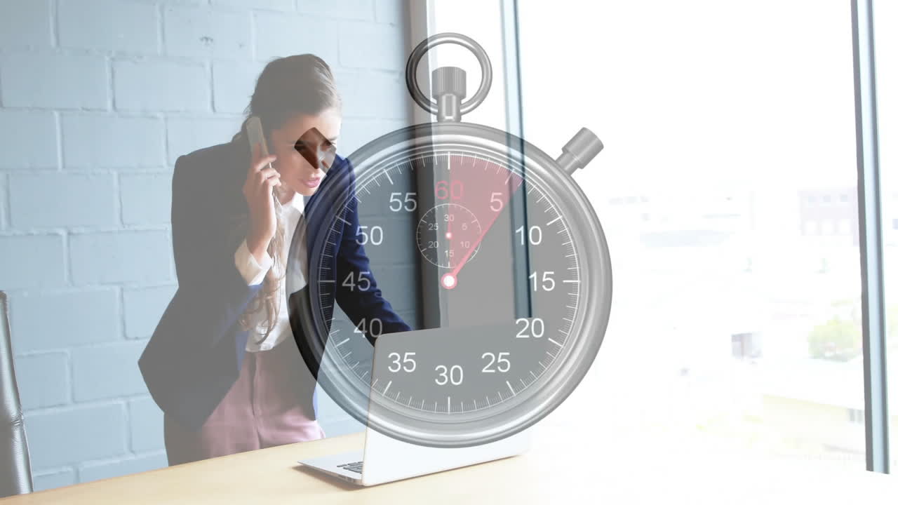 анимация таймера, движущегося над кавказской бизнесменкой, разговаривающей по телефону.