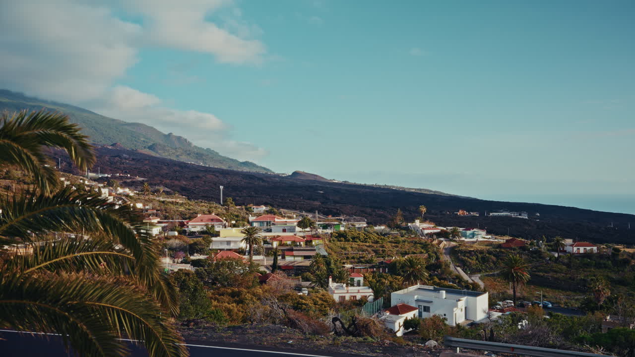 pueblo volcánico en la costa