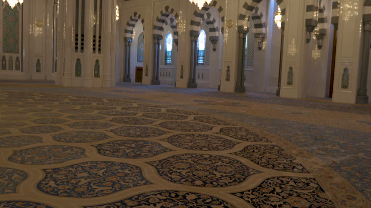 Interno di una moschea religiosa in Oman - Tilt-up