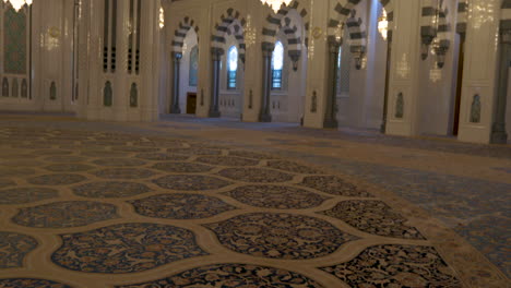 dentro de una mezquita religiosa en omán - inclinación hacia arriba