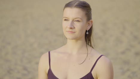 Chica-Atractiva-Sonriendo-En-La-Playa