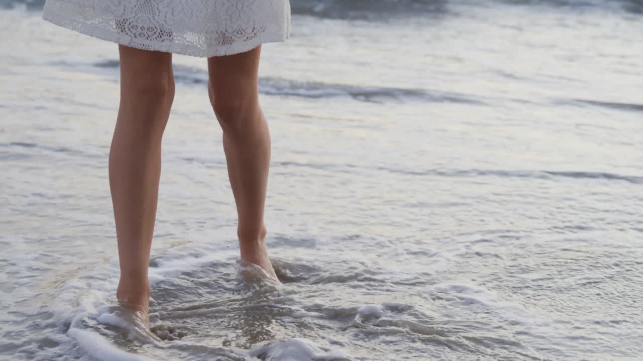 Donna caucasica che si gode il suo tempo al mare