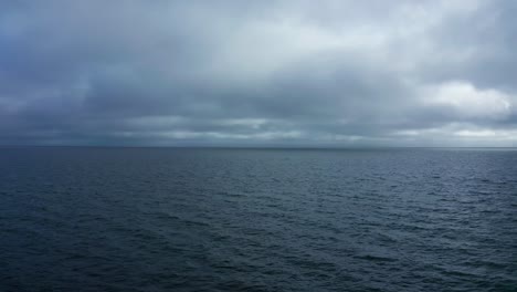 Natürliche-Schönheit-In-Der-Nähe-Der-Bucht-Mit-Bedecktem-Himmel