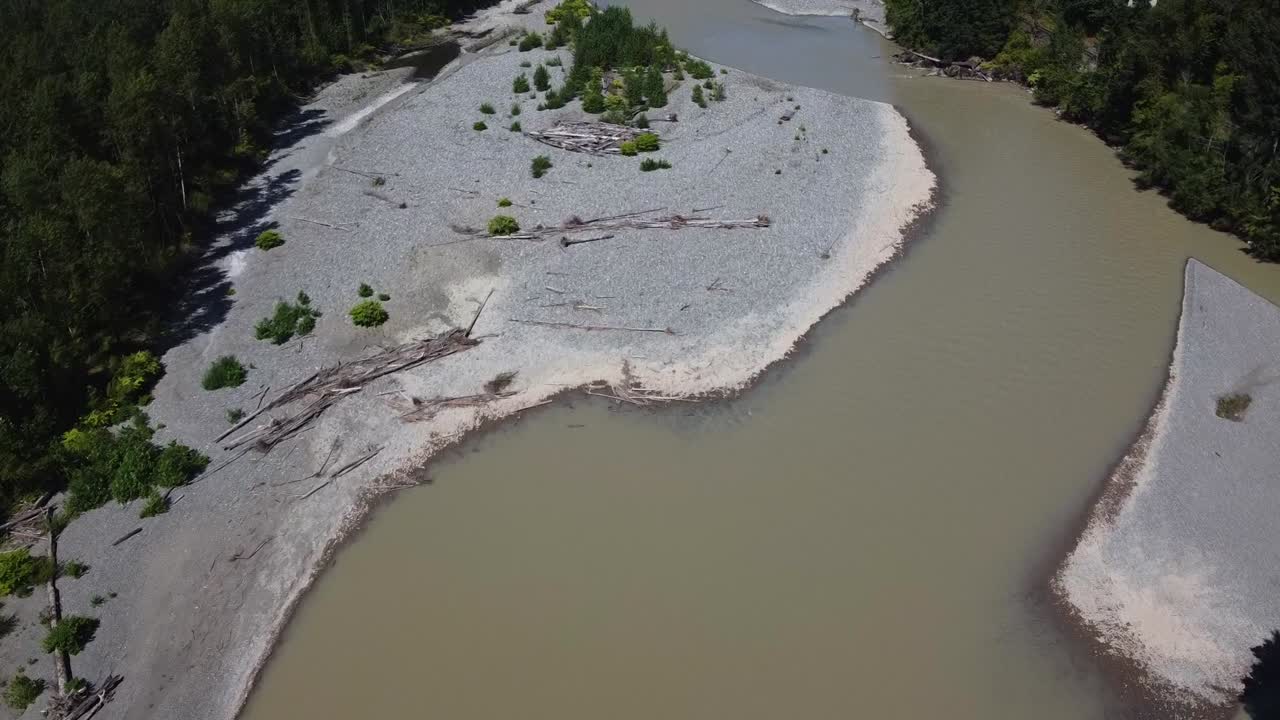 drone siguiendo el río nooksack en el estado de washington