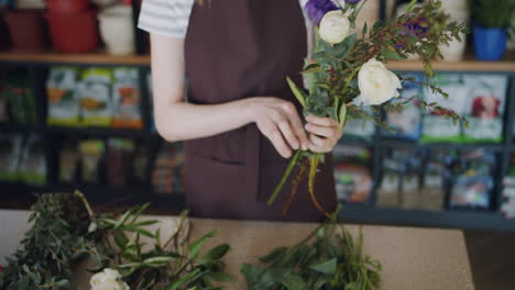 florista arreglando un ramo de flores