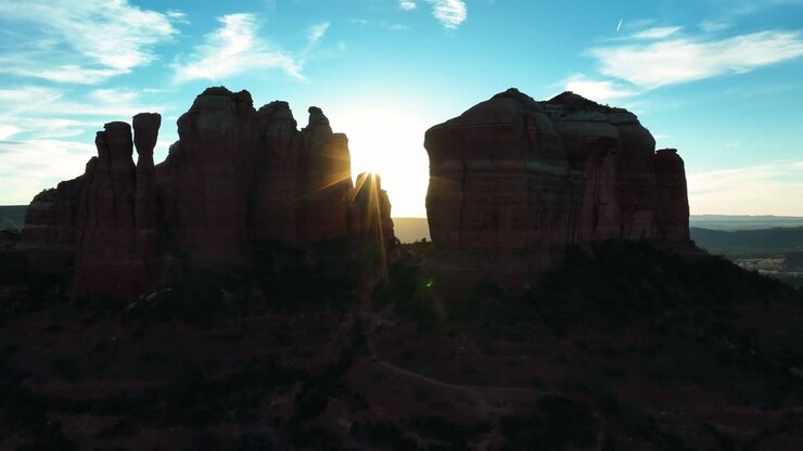 Nascer do sol sobre as Rochas Vermelhas de Sedona no Arizona, EUA - Tomada Aérea de Drone