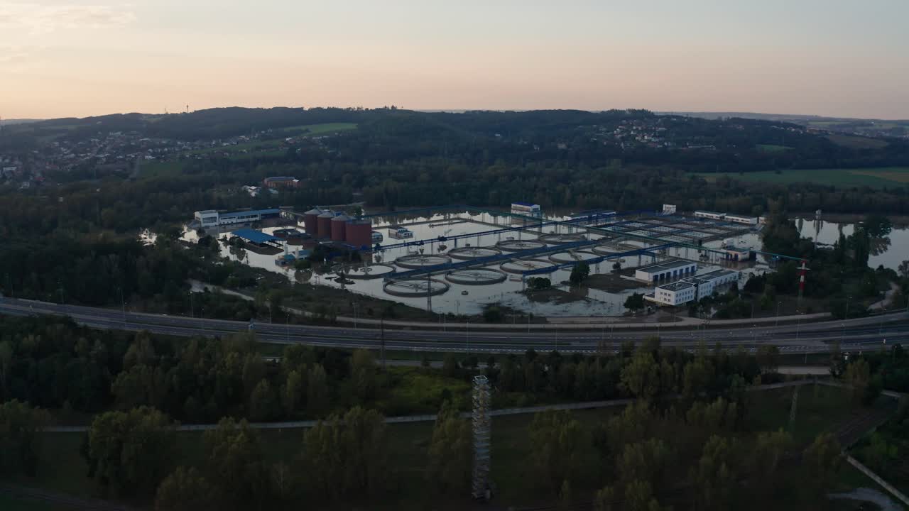 Ripresa con drone di un impianto di trattamento delle acque allagato a Ostrava.