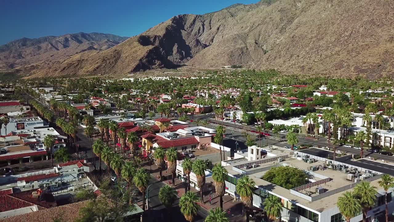 Ripresa aerea con drone d'ambientazione di Palm Springs, California 2.