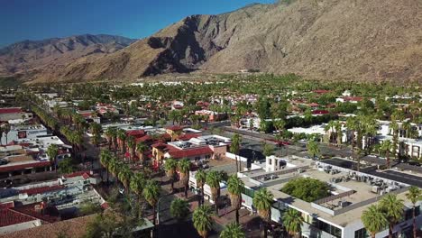 toma aérea de dron estableciendo toma de palm springs california 2