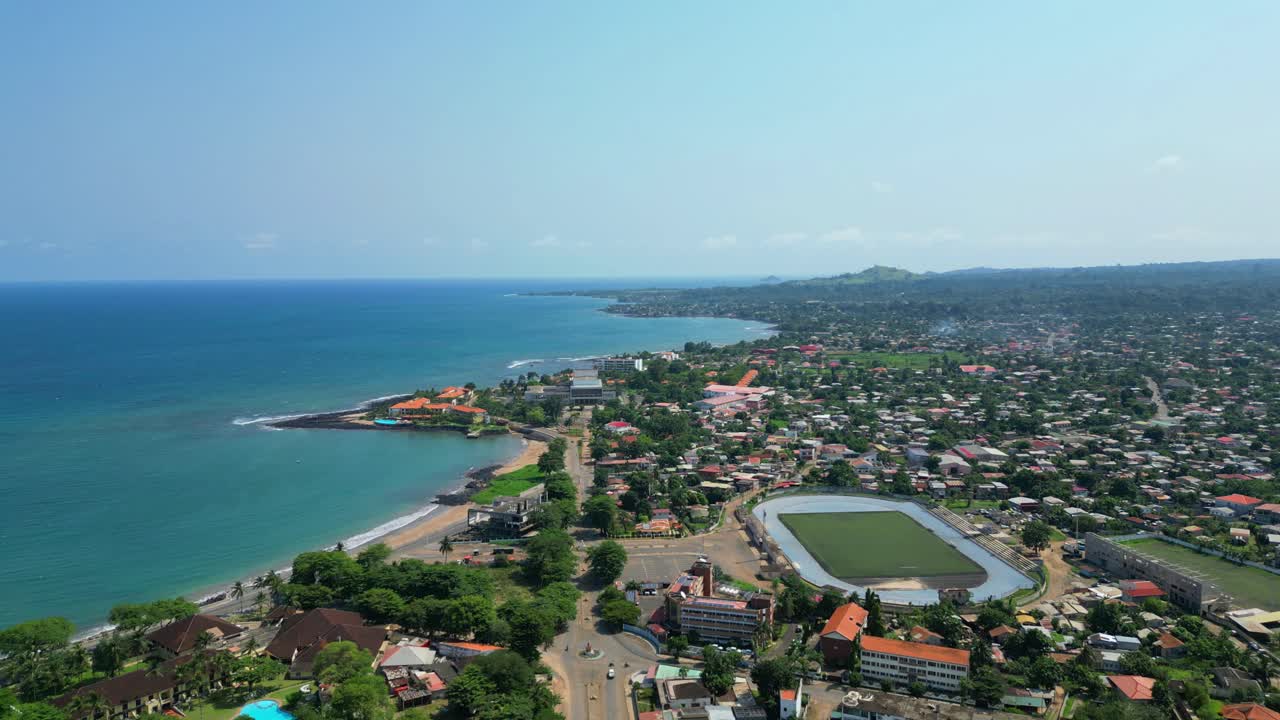 Vista aerea della città di São Tomé, con il mare sullo sfondo. Africa
