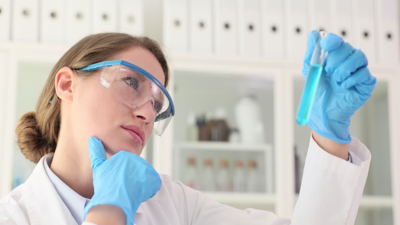 Scienziato che esamina una proiettile in laboratorio