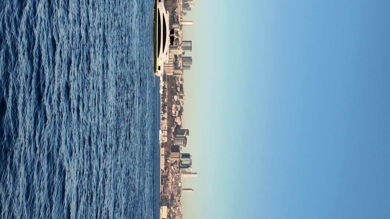 Paesaggio urbano con acqua