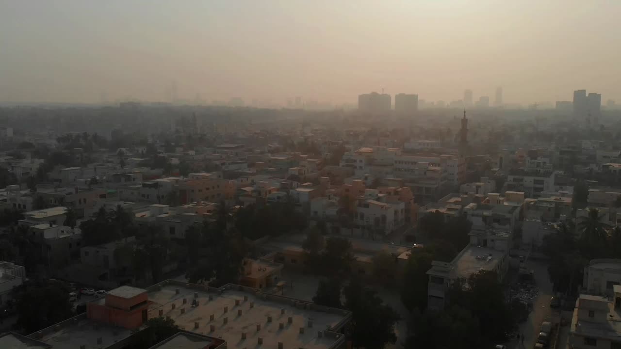 Veduta aerea dell'inquinamento atmosferico sulla città di Karachi in Pakistan