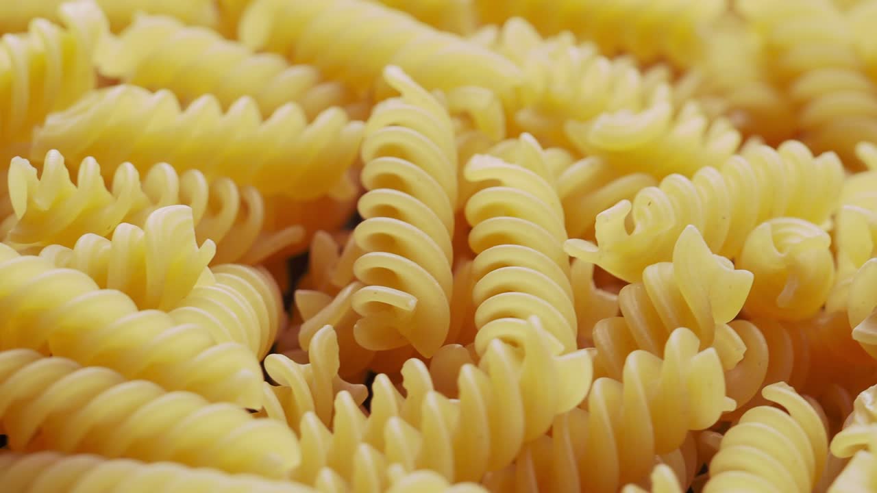 cerrado de pasta de fusilli italiano crudo girando en círculo no clasificado