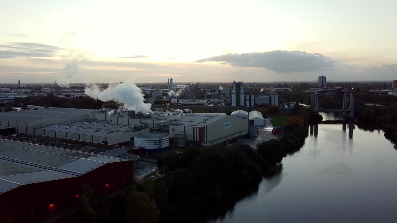 Industriel forurening i Manchester under solnedgang eller solopgang ved horisonten