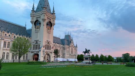 Palacio-De-La-Cultura-En-Iasi-Rumania-Al-Atardecer