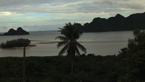 Blick-Auf-Die-Bucht,-Die-Bäume-Und-Den-Himmel-In-Thailand