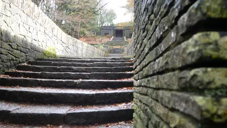 Escalera-Cubierta-De-Musgo-De-Piedra-Ruinas-Otoño-Woodland-Rivington-Jardines-En-Terrazas-Ornamentales-Desierto-Dolly-Izquierda-De-La-Pared