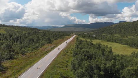 carretera nacional noruega 9 en el valle de setesdalen en el condado de telemark, noruega