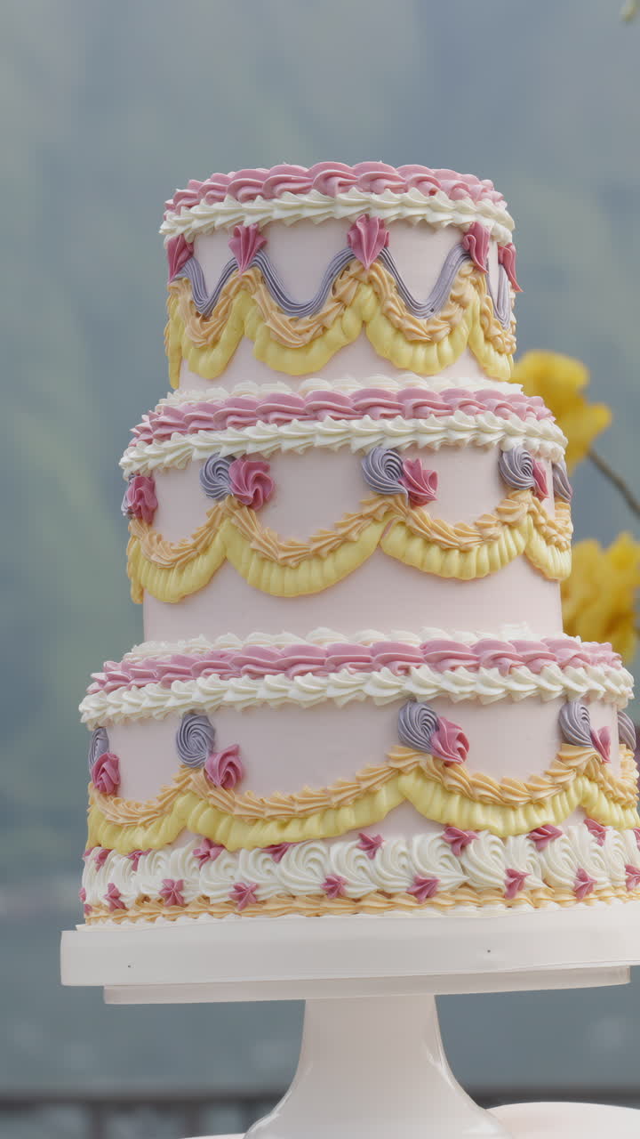 Torta decorata a più piani rosa e gialla