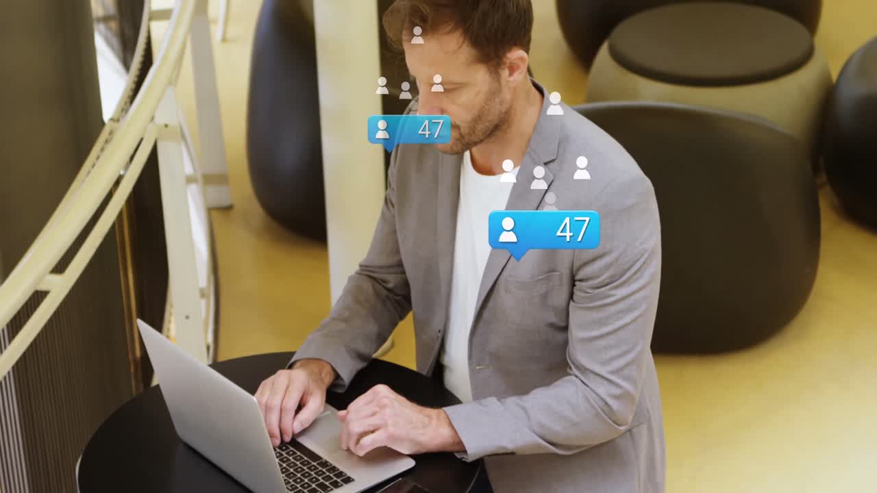 animaciones de iconos de las redes sociales cayendo sobre hombres caucásicos que usan computadoras portátiles