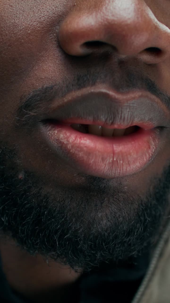 primer plano de la cara y la boca de un hombre