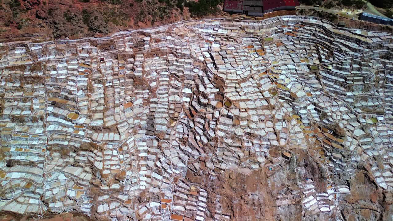 페루의 성스러운 계곡에 있는 마라 소금 광산의 공중 파노라마 전망, 울창한 주변에 있는 고대 소금 테라스